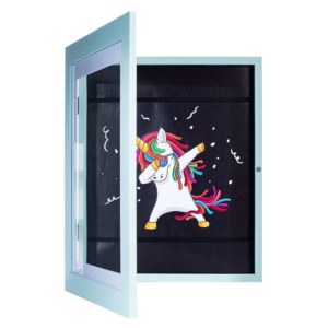 Eenhoorn met regenboogmanen en zonnebril doet de dab in een open glazen doos met zwart achtergrond.