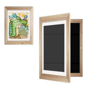 Houten wissellijst met grappige dinosaurusillustratie, ideaal voor kinderkamers of creatieve ruimtes.