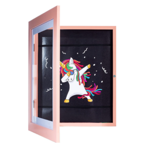 Roze prikbord met een dabbing eenhoorn illustratie en kleurrijke manen op zwarte achtergrond.