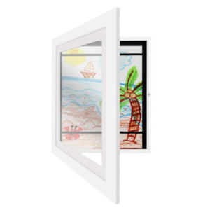 Open raam met kinderschets van strand, palmboom en zeilboot. Perfect voor zomers raamdecoratie-ideeën.