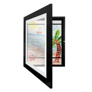 Zwart fotolijstje met kindertekening van strand, zee, palmboom en zon. Perfect voor originele muurdecoratie.