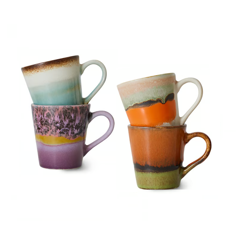 Kleurrijke en unieke mokken gestapeld, perfect voor elke koffie- of theemoment. Handgemaakt met mooie glazuren.