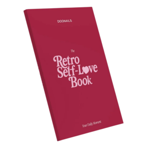 Alt-tekst: Omslag van het Retro Self-Love Book van Doonails, een inspirerende gids voor dagelijkse zelfliefde.
