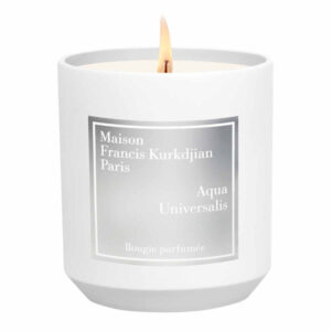 Alt-tekst: Parfumkaars Aqua Universalis van Maison Francis Kurkdjian in een elegante witte houder.