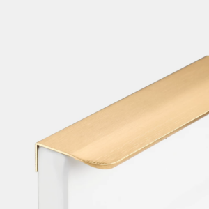 Gouden handgreep voor keukenkastjes tegen witte achtergrond, modern en elegant design.