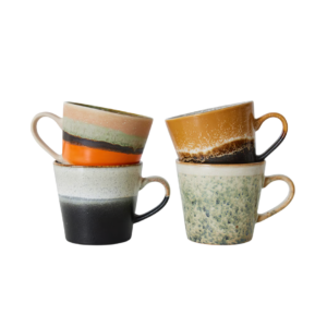 Set van vier kleurrijke keramische mokken gestapeld, met unieke aardetinten en een modern design. Perfect voor elke koffie- of theeliefhebber.