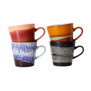 Kleurrijke keramische mokken, gestapeld in verschillende patronen en vormen, perfect voor elke koffieliefhebber.