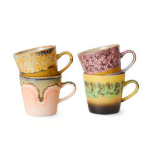 Vijf kleurrijke mokken in verschillende stijlen, perfect voor een sfeervolle koffiepauze of als decoratie.