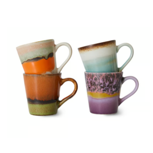 Vijf stijlvolle keramische mokken stapelen zich op elkaar in levendige kleuren en unieke patronen. Perfect voor koffie of thee.