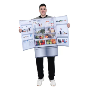 Man kleedt zich als koelkast met open deuren, vol met voedsel en dranken, voor een grappige en creatieve fotoshoot.
