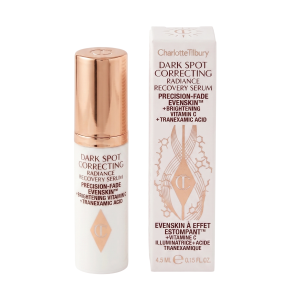 Alt-tekst: Charlotte Tilbury Dark Spot Correcting Serum voor een stralende huid, met vitamine C en tranexaminezuur in elegante verpakking.