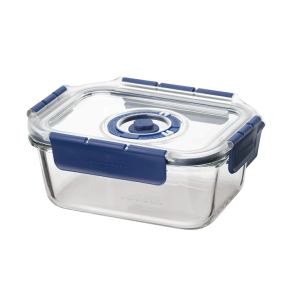 Transparante glazen bewaardoos met blauwe deksel, ideaal voor het vershouden van voedsel. Perfect voor keukenorganisatie.