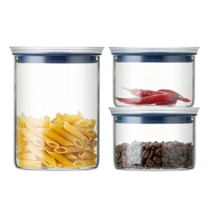 Set glazen opbergpotten met pasta, chilipepers en koffiebonen voor een georganiseerde keuken.