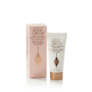 Alt-tekst: Charlotte's Magic Cream: hydraterende crème voor een onmiddellijke huidrevitalisatie, verpakt in een elegante tube.