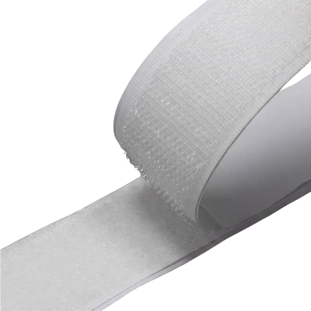 Witte klittenbandstrip, ideaal voor bevestigen en organiseren van materialen in projecten en huishoudelijk gebruik.