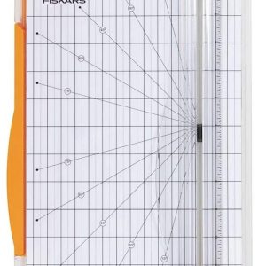 Fiskars snijmachine met duidelijke rasterlijnen voor nauwkeurig snijden van papier en andere materialen.