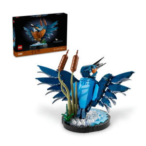 LEGO-set van een ijsvogel, met blauwgevormde vleugels en waterelementen, compleet met de doos op de achtergrond.