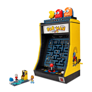 Alt-tekst: LEGO Pac-Man arcadekast met speelfiguurtjes en kleurrijke elementen, geïnspireerd op het klassieke spel.