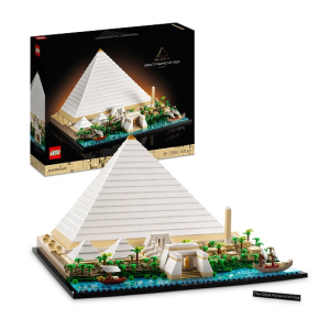 LEGO-model van de Grote Piramide van Gizeh, inclusief sfeervolle omgeving en detailrijke bouwstukken. Geschikt voor architectuurfans.