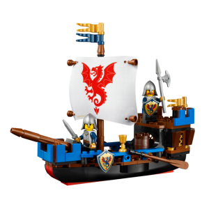 Lego schip met ridders, gekleed in harnassen, zeilen met drakensymbool en kanonnen voor een avontuurlijke zeereis.