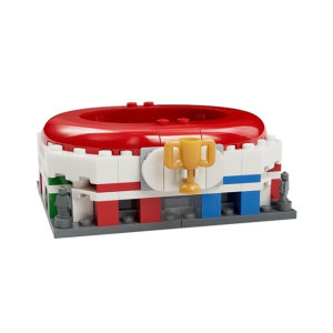 LEGO replica van een stadion met een gouden trofee, felgekleurde details en een uniek ontwerp voor bouwliefhebbers.