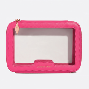 Prachtige roze toilettas van Charlotte Tilbury met doorzichtig venster, perfect voor het organiseren van make-upaccessoires.