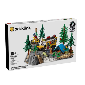 Alt-tekst: Bricklink set Off-Road Adventure, met auto, kampeerspullen en figuren in een bosomgeving, 978 schaduwstukken.