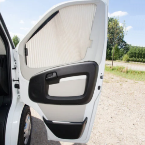 Auto met open deur, zichtbaar interieur en zonlicht op een grijze ondergrond. Perfect voor transport- en autogerelateerde contexten.