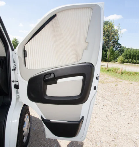 Auto met open deur, zichtbaar interieur en zonlicht op een grijze ondergrond. Perfect voor transport- en autogerelateerde contexten.