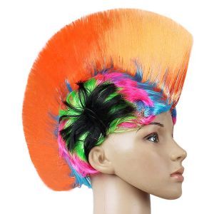 Kleurrijke punk pruik met een hoge oranje mohawk en kleurrijke accenten op een mannequin hoofd. Perfect voor feestjes!